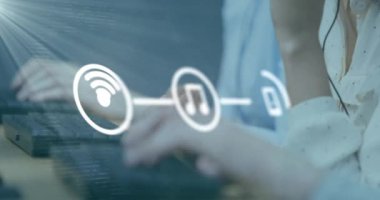 Çeşitli iş adamlarının telefon kulaklıklarıyla simge ağının animasyonu. Küresel finans, iş, bağlantılar, hesaplama ve veri işleme kavramı dijital olarak oluşturulmuş video.