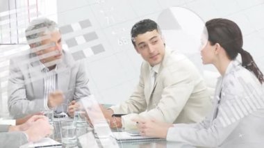 Ofisteki çeşitli iş adamları üzerinde finansal veri işleme animasyonu. Küresel finans, iş, bağlantılar, hesaplama ve veri işleme kavramı dijital olarak oluşturulmuş video.