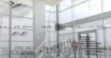 Ofisteki çeşitli iş adamları üzerinde finansal veri işleme animasyonu. Küresel finans, iş, bağlantılar, hesaplama ve veri işleme kavramı dijital olarak oluşturulmuş video.