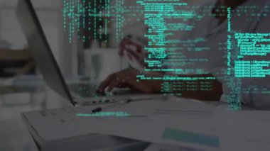 Diz üstü bilgisayar kullanan Afro-Amerikan kadının veri işleme animasyonu. Küresel finans, iş, bağlantılar, hesaplama ve veri işleme kavramı dijital olarak oluşturulmuş video.