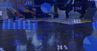 Ofisteki çeşitli iş adamları üzerinde finansal veri işleme animasyonu. Küresel finans, iş, bağlantılar, hesaplama ve veri işleme kavramı dijital olarak oluşturulmuş video.