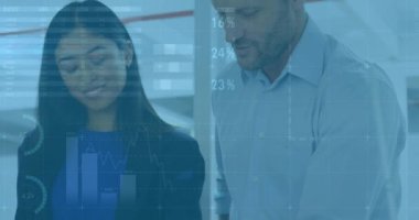 Dünya haritası ve grafikleri üzerinde veri analizi animasyonuyla çalışan iş adamları. teknoloji, takım çalışması, küresel, yenilik, strateji, dijital