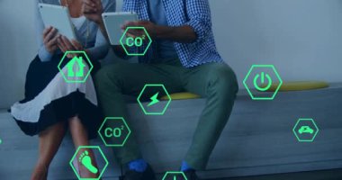 Ofisteki çeşitli iş adamları üzerinde ekolojik ikonlar ve veri işleme animasyonları. Küresel çevre, finans, iş, bağlantılar, hesaplama ve veri işleme kavramı dijital olarak oluşturulmuş video.