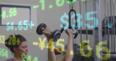 Spor salonunda egzersiz yapan çeşitli bayan arkadaşlarla ilgili finansal veri işleme animasyonu. Küresel spor, fitness, yaşam tarzı, finans ve dijital arayüz kavramı dijital olarak oluşturulmuş video.