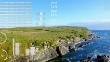 Veri canlandırma animasyonu, kayalıklar ve okyanuslarla kıyı manzarası üzerinde. Teknoloji, yenilik, doğa, veri analizi