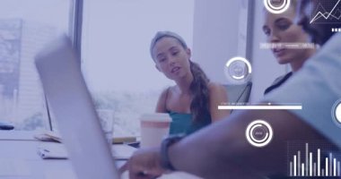 Ofisteki çeşitli iş adamları üzerinde finansal veri işleme animasyonu. Küresel finans, iş, bağlantılar, hesaplama ve veri işleme kavramı dijital olarak oluşturulmuş video.