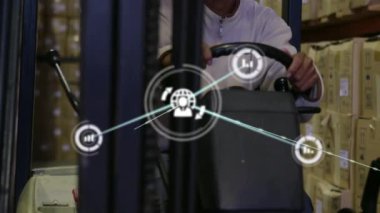 Depoda çalışan melez adam yerine ikonlarla olan bağlantıların animasyonu. Küresel gönderim, bağlantılar, hesaplama ve veri işleme kavramı dijital olarak oluşturulmuş video.