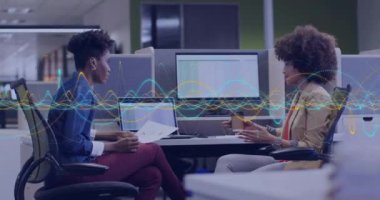 Ofiste birlikte çalışan çeşitli iş adamlarının veri işleme animasyonları. Küresel finans, iş, bağlantılar, hesaplama ve veri işleme kavramı dijital olarak oluşturulmuş video.
