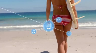 Kumsalda sörf tahtası olan beyaz bir kadın üzerinde cihaz simgeleriyle bağlantı ağlarının animasyonu. Genel tatil, bağlantılar, hesaplama ve veri işleme kavramı dijital olarak oluşturulmuş video.