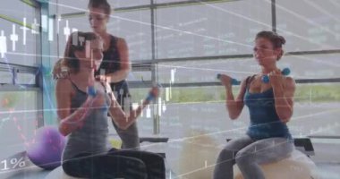 Spor salonunda egzersiz yapan çeşitli bayan arkadaşlarla ilgili finansal veri işleme animasyonu. Küresel spor, fitness, yaşam tarzı, finans ve dijital arayüz kavramı dijital olarak oluşturulmuş video.