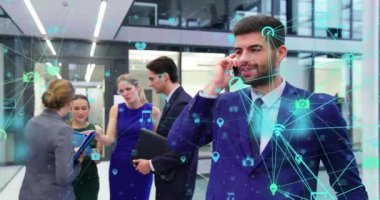 Akıllı telefon kullanan beyaz iş adamı üzerinde bağlantıları ve ikonları olan kürelerin animasyonu. Küresel finans, iş, bağlantılar, hesaplama ve veri işleme kavramı dijital olarak oluşturulmuş video.