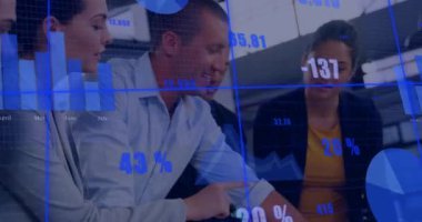 Ofisteki çeşitli iş adamları üzerinde finansal veri işleme animasyonu. Küresel finans, iş, bağlantılar, hesaplama ve veri işleme kavramı dijital olarak oluşturulmuş video.