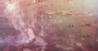 Şehir manzarası üzerinde finansal veri işleme animasyonu. Küresel finans, iş, bağlantılar, hesaplama ve veri işleme kavramı dijital olarak oluşturulmuş video.