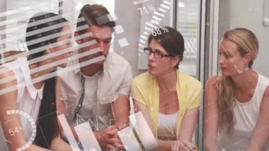 Ofisteki çeşitli iş adamları üzerinde finansal veri işleme animasyonu. Küresel finans, iş, bağlantılar, hesaplama ve veri işleme kavramı dijital olarak oluşturulmuş video.