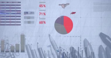 Kırtasiye malzemeleriyle birlikte finansal veri işlemlerinin animasyonu. Küresel finans, iş, bağlantılar, hesaplama ve veri işleme kavramı dijital olarak oluşturulmuş video.