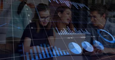 Muhtelif meslektaşların ofiste iş görüşmesi üzerine finansal veri işleme animasyonu. Küresel iş, finans, bilgisayar ve dijital arayüz kavramı dijital olarak oluşturulmuş video.