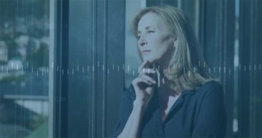 Kafkasyalı iş kadınıyla ilgili finansal veri işleme animasyonu. Küresel finans, iş, bağlantılar, hesaplama ve veri işleme kavramı dijital olarak oluşturulmuş video.