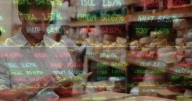 Mali veri işleme animasyonu ve depoda tablet kullanan beyaz erkek işçi. Dijital olarak oluşturulan küresel finans, dağıtım, gönderme, bilgisayar ve dijital arayüz kavramı.