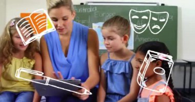 Öğretmen ve çocuklar tablet kullanıyor, okul malzemeleri animasyonuyla çevrili. Eğitim, öğrenim, teknoloji, öğrenciler, multimedya, sınıf
