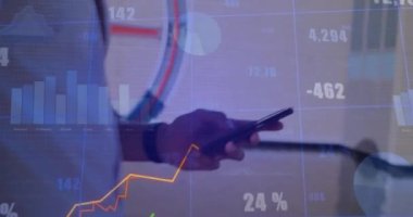 Akıllı telefon kullanan iki ırklı adamın veri işleme ve diyagramlarının animasyonu. Küresel iş, teknoloji ve dijital arayüz kavramı dijital olarak oluşturulmuş video.