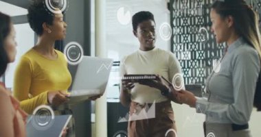 Muhtelif meslektaşların ofiste iş görüşmesi üzerine finansal veri işleme animasyonu. Küresel iş, finans, bilgisayar ve dijital arayüz kavramı dijital olarak oluşturulmuş video.