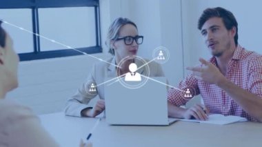 Ofisteki farklı iş adamlarının insanlarla olan bağlantılarının animasyonu. Küresel finans, iş, bağlantılar, hesaplama ve veri işleme kavramı dijital olarak oluşturulmuş video.