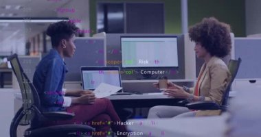 Ofisteki çeşitli iş adamları üzerinde dijital veri işleme animasyonu. Küresel finans, iş, bağlantılar, hesaplama ve veri işleme kavramı dijital olarak oluşturulmuş video.