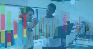 Ofisteki çeşitli iş adamları üzerinde finansal veri işleme animasyonu. Küresel finans, iş, bağlantılar, hesaplama ve veri işleme kavramı dijital olarak oluşturulmuş video.