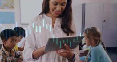 Sınıfta tablet kullanan bir kadının finansal veri animasyonunu analiz ediyorum. Finans, teknoloji, öğrenme, veri analizi, eğitim
