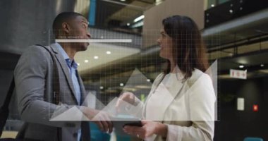 Veri işleme ve diyagramlarının animasyonu ofiste iş tartışan çeşitli meslektaşlar üzerine. Küresel iş ve dijital arayüz kavramı dijital olarak oluşturulmuş video.