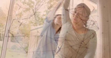 Çeşitli kadın fizyoterapist ve hasta üzerinde DNA ipliği ve tıbbi veri işleme animasyonu. Küresel tıp, bağlantılar, hesaplama ve veri işleme kavramı dijital olarak oluşturulmuş video.