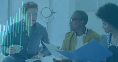 Muhtelif meslektaşların ofiste iş görüşmesi üzerine finansal veri işleme animasyonu. Küresel iş, finans, bilgisayar ve dijital arayüz kavramı dijital olarak oluşturulmuş video.