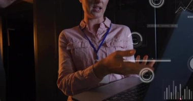 Meslektaşım ve iş kadınıyla veri analizlerini tartıştım. Veri görselleştirme animasyonunu izledim. takım çalışması, işbirliği, analiz, strateji, teknoloji, profesyonel