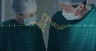 Çeşitli cerrahlar üzerinde veri işleme animasyonu. Küresel tıp, bağlantılar, hesaplama ve veri işleme kavramı dijital olarak oluşturulmuş video.