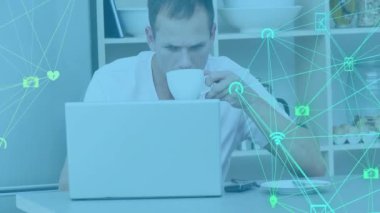 Bilgisayarda çalışan adam, ağ bağlantıları ve veri işleme animasyonlarıyla çevrili. Teknoloji, ağ oluşturma, dijital, bilgisayar, internet, iş