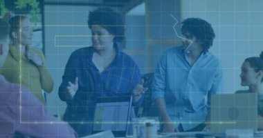 Veri işleme ve çeşitli meslektaşların ofiste konuştuğu diyagramların animasyonu. İş, teknoloji ve dijital arayüz kavramı dijital olarak oluşturuldu.