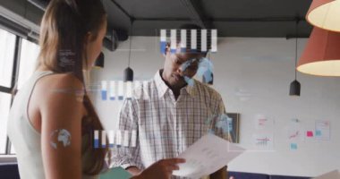 Ofisteki çeşitli iş adamları üzerinde finansal veri işleme animasyonu. Küresel finans, iş, bağlantılar, hesaplama ve veri işleme kavramı dijital olarak oluşturulmuş video.