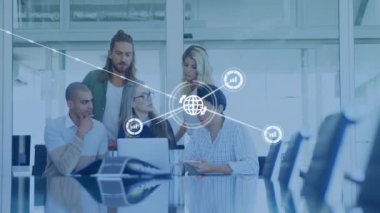 Ofisteki çeşitli iş adamlarının dünya ikonlarıyla olan bağlantılarının animasyonu. Küresel finans, iş, bağlantılar, hesaplama ve veri işleme kavramı dijital olarak oluşturulmuş video.