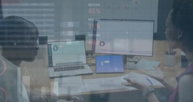 Ofisteki çeşitli iş adamları üzerinde finansal veri işleme animasyonu. Küresel finans, iş, bağlantılar, hesaplama ve veri işleme kavramı dijital olarak oluşturulmuş video.
