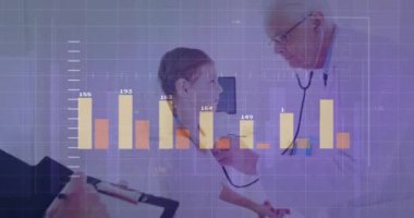 Beyaz erkek doktor ve kız hasta arasındaki finansal veri işleme animasyonu. Küresel tıp, bağlantılar, hesaplama ve veri işleme kavramı dijital olarak oluşturulmuş video.