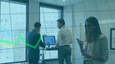 Ofisteki çeşitli iş adamları üzerinde finansal veri işleme animasyonu. Küresel finans, iş, bağlantılar, hesaplama ve veri işleme kavramı dijital olarak oluşturulmuş video.