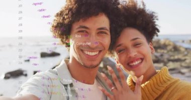 Sahilde kucaklaşan Afrikalı Amerikalı çiftin veri işleme animasyonu. Küresel teknoloji, yaşam tarzı, hesaplama ve dijital arayüz kavramı dijital olarak oluşturulmuş video.