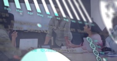 Ofisteki çeşitli iş adamları üzerinde finansal veri işleme animasyonu. Küresel finans, iş, bağlantılar, hesaplama ve veri işleme kavramı dijital olarak oluşturulmuş video.