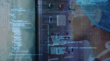 Çift ırklı kadın cerrah üzerinde dijital veri işleme animasyonu. Küresel tıp, bağlantılar, hesaplama ve veri işleme kavramı dijital olarak oluşturulmuş video.