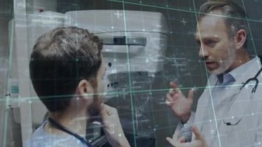 Kafkas erkek doktorların konuştuğu ağ bağlantılarının animasyonu. Tıp, teknoloji ve dijital arayüz kavramı dijital olarak oluşturulmuş video.