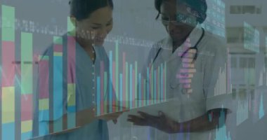 Çeşitli doktorlar üzerinde finansal veri işleme animasyonu. Küresel tıp, bağlantılar, hesaplama ve veri işleme kavramı dijital olarak oluşturulmuş video.