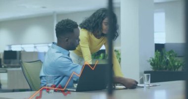 Muhtelif meslektaşların ofiste iş görüşmesi üzerine finansal veri işleme animasyonu. Küresel iş, finans, bilgisayar ve dijital arayüz kavramı dijital olarak oluşturulmuş video.