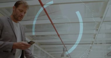 Akıllı telefon kullanan beyaz adamın üzerindeki veri işleme ve zarfın animasyonu. Küresel iş, teknoloji ve dijital arayüz kavramı dijital olarak oluşturulmuş video.