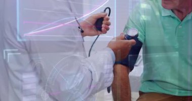 Hastanedeki çeşitli doktor ve hastalar üzerinde tıbbi veri işleme animasyonu. Küresel tıp, bağlantılar, hesaplama ve veri işleme kavramı dijital olarak oluşturulmuş video.