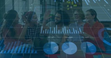 Ofisteki çeşitli iş adamları üzerinde finansal veri işleme animasyonu. Küresel finans, iş, bağlantılar, hesaplama ve veri işleme kavramı dijital olarak oluşturulmuş video.